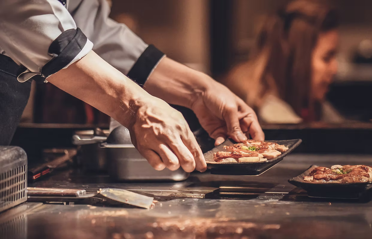 La main du chef au travail